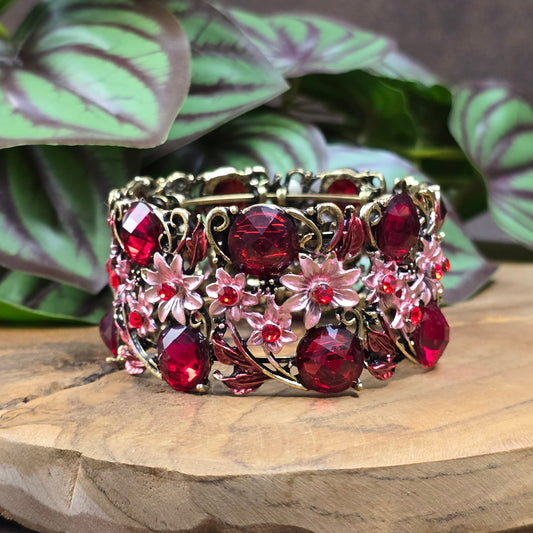 Romantische Vintage-Armspange mit roten Steinen & altrosa Blumen im Shabby-Chic – flexibel tragbar & ohne Verschluss – dein Statement-Piece mit antikem Flair.
