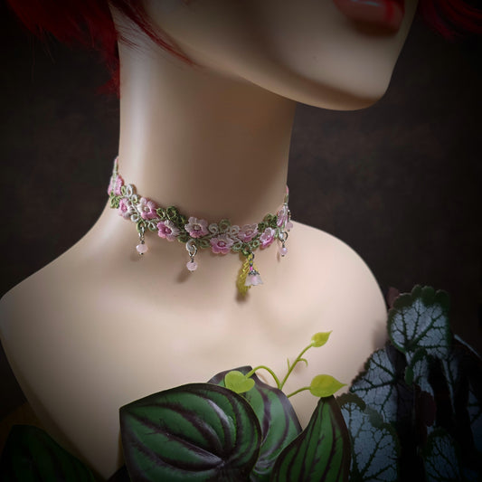 Romantischer Choker „Blütenpracht“ in Rosa & Grün mit Blume & Blatt – handgefertigt, 32 cm + Verlängerung – zartes Design für feminine Looks & besondere Anlässe.
