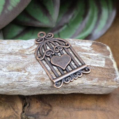Romantischer Vogelkäfig-Anhänger 34mm aus antik kupferfarbener Zinklegierung mit Herz. Perfekt für Vintage-Schmuck, Ketten, Armbänder & DIY-Projekte.