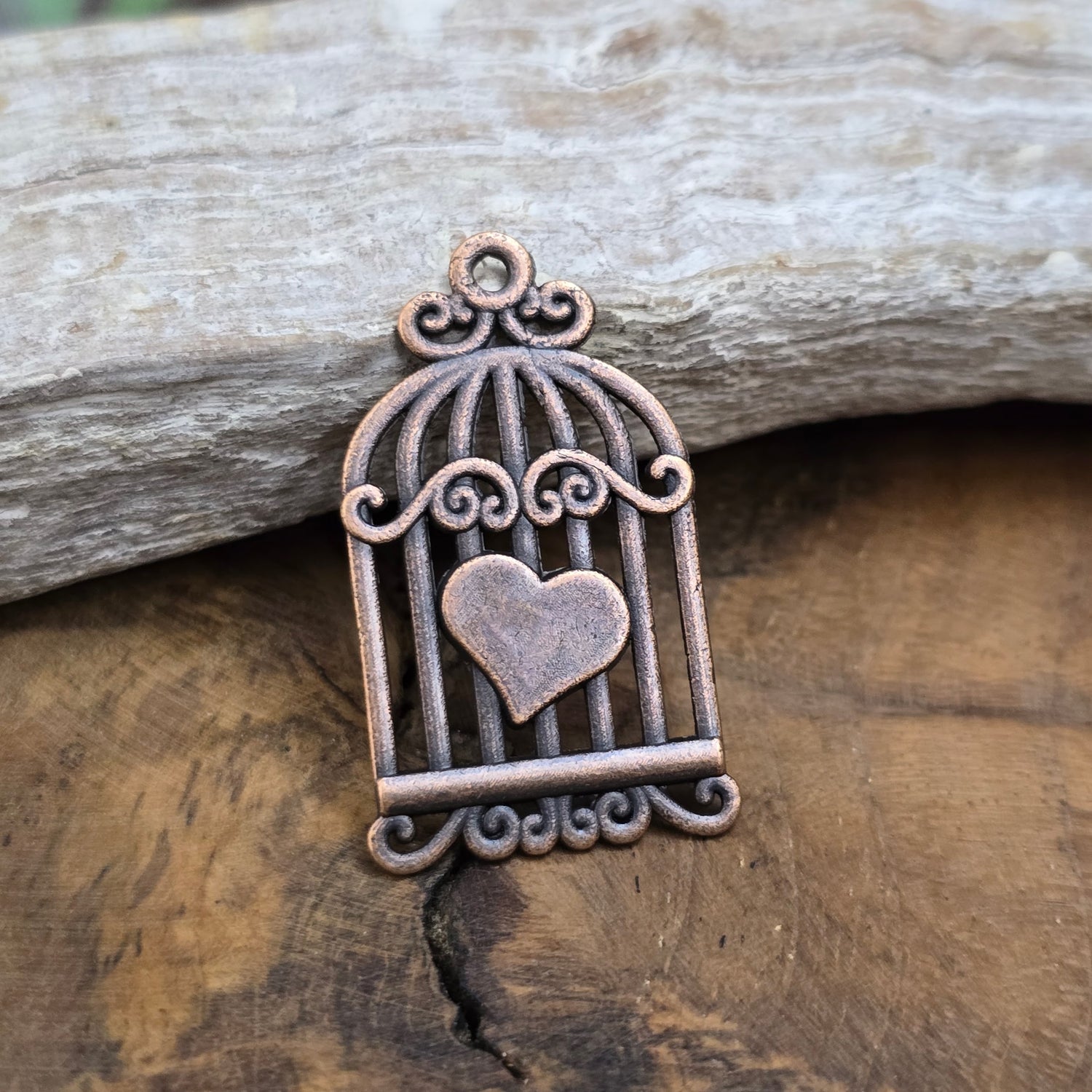 Romantischer Vogelkäfig-Anhänger 34mm aus antik kupferfarbener Zinklegierung mit Herz. Perfekt für Vintage-Schmuck, Ketten, Armbänder & DIY-Projekte.