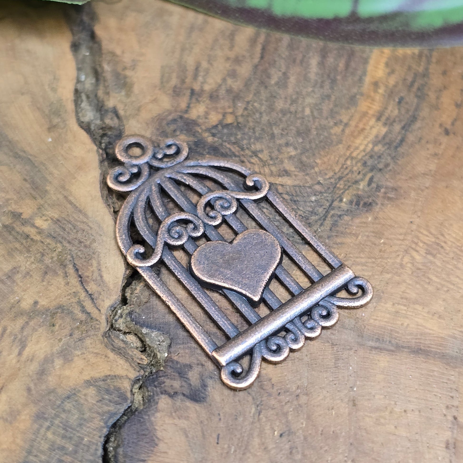 Romantischer Vogelkäfig-Anhänger 34mm aus antik kupferfarbener Zinklegierung mit Herz. Perfekt für Vintage-Schmuck, Ketten, Armbänder & DIY-Projekte.