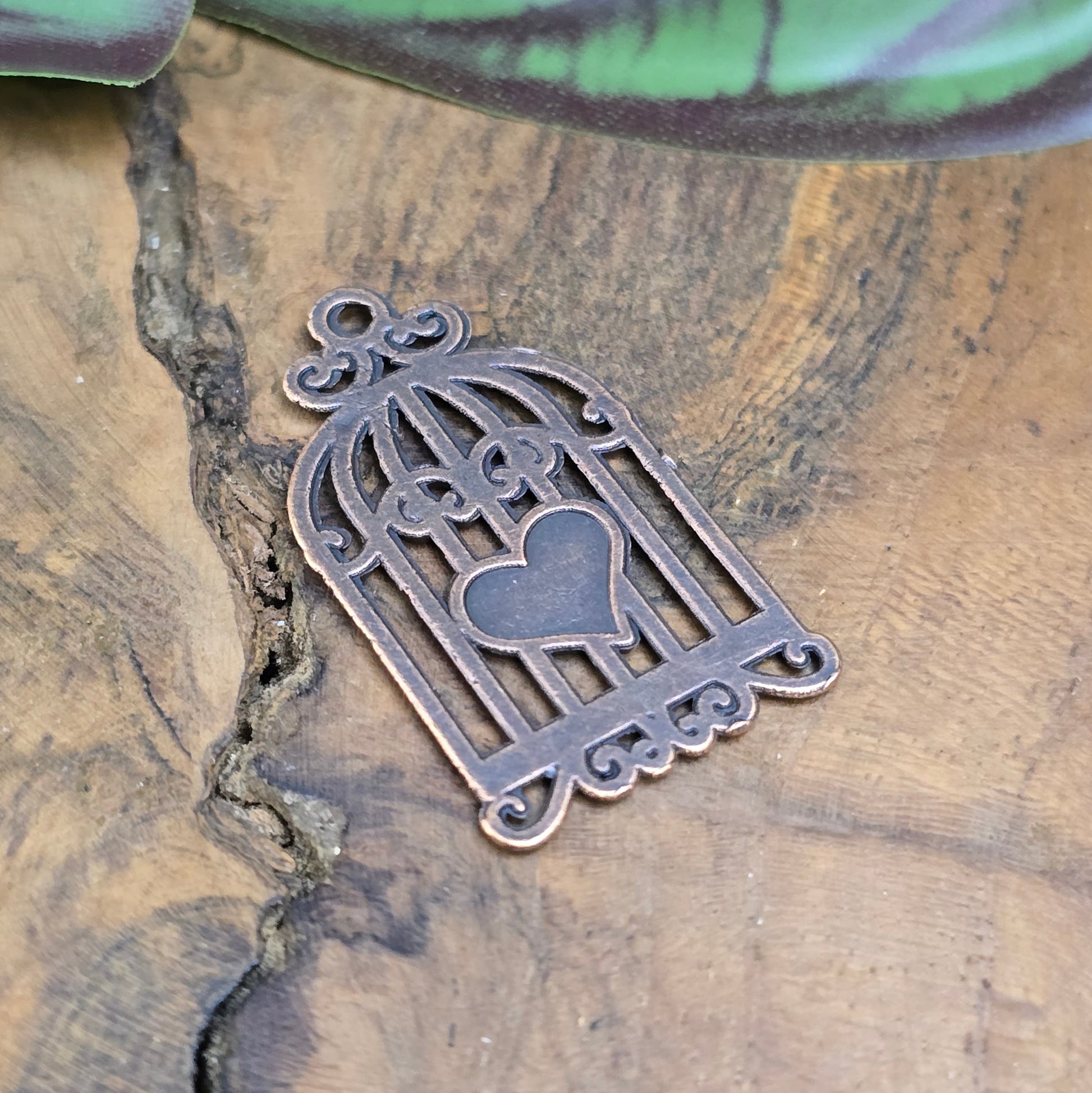 Romantischer Vogelkäfig-Anhänger 34mm aus antik kupferfarbener Zinklegierung mit Herz. Perfekt für Vintage-Schmuck, Ketten, Armbänder & DIY-Projekte.