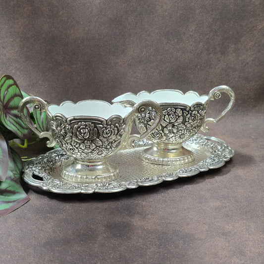 Romantisches Vintage-Set: Tablett, Milchkanne & Zuckerdose, ca. 1950–70er. Versilbertes Metall mit Emaille, florales Reliefdekor, dekorativ & funktional.
