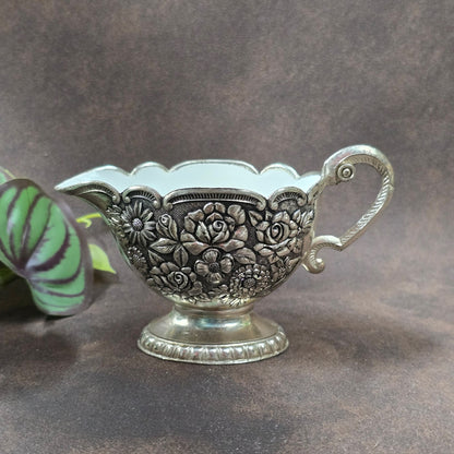 Romantisches Vintage-Set: Tablett, Milchkanne & Zuckerdose, ca. 1950–70er. Versilbertes Metall mit Emaille, florales Reliefdekor, dekorativ & funktional.