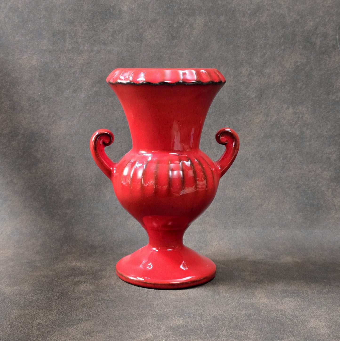 Leuchtend rote Vintage Amphorenvase mit geschwungenen Henkeln, Fohr Keramik 1970er Jahre, glänzende Glasur, Mid-Century Stil.