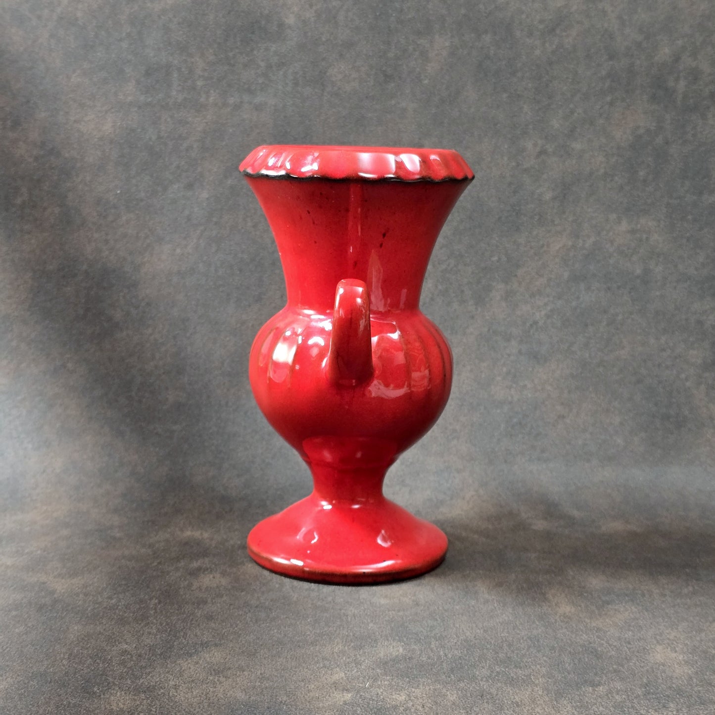 Leuchtend rote Vintage Amphorenvase mit geschwungenen Henkeln, Fohr Keramik 1970er Jahre, glänzende Glasur, Mid-Century Stil.