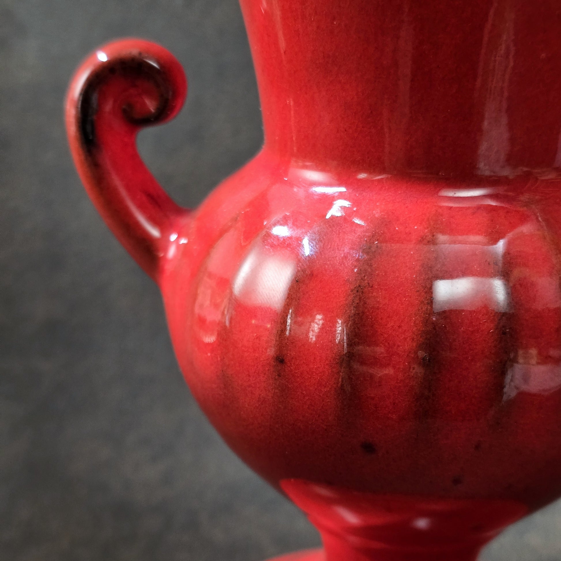 Leuchtend rote Vintage Amphorenvase mit geschwungenen Henkeln, Fohr Keramik 1970er Jahre, glänzende Glasur, Mid-Century Stil.