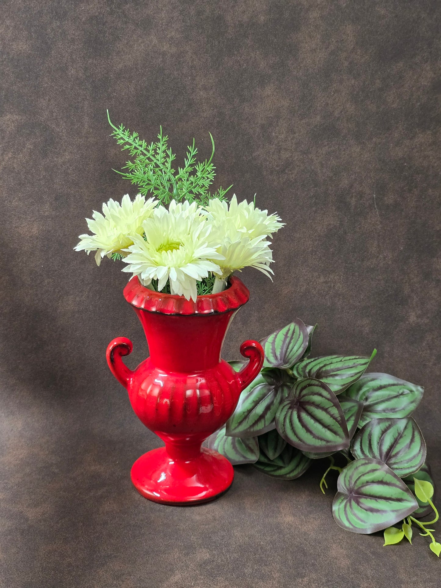 Leuchtend rote Vintage Amphorenvase mit geschwungenen Henkeln, Fohr Keramik 1970er Jahre, glänzende Glasur, Mid-Century Stil.