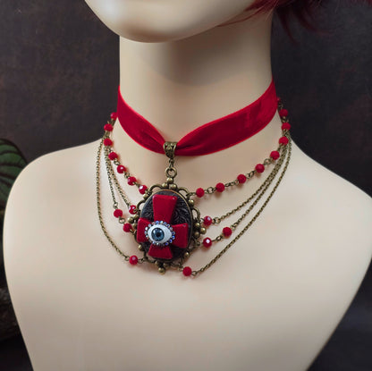 Unikat-Choker mit rotem Samt, invertiertem Kreuz & Auge. Gothic-Kropfband mit Strass – handgefertigt für Rituale, Festivals & starke Charaktere.

