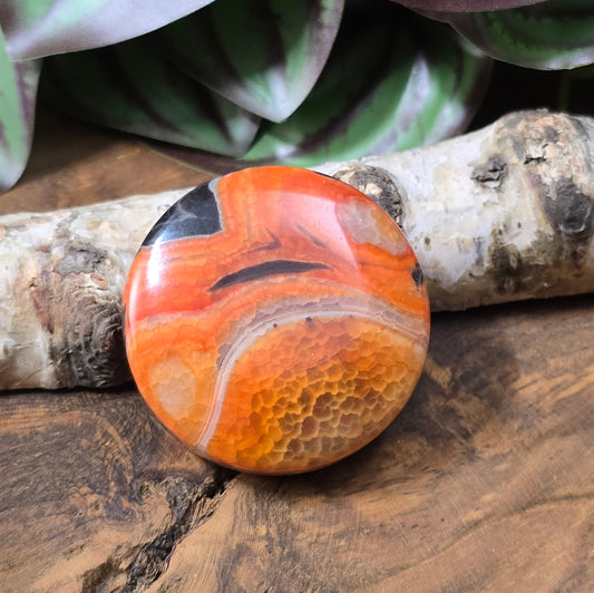 Runde Crackle-Achat-Centerperle (42mm) in intensiven Orange-/Rottönen. Unikat für Schmuckherstellung – ideal als Anhänger oder Centerpiece.