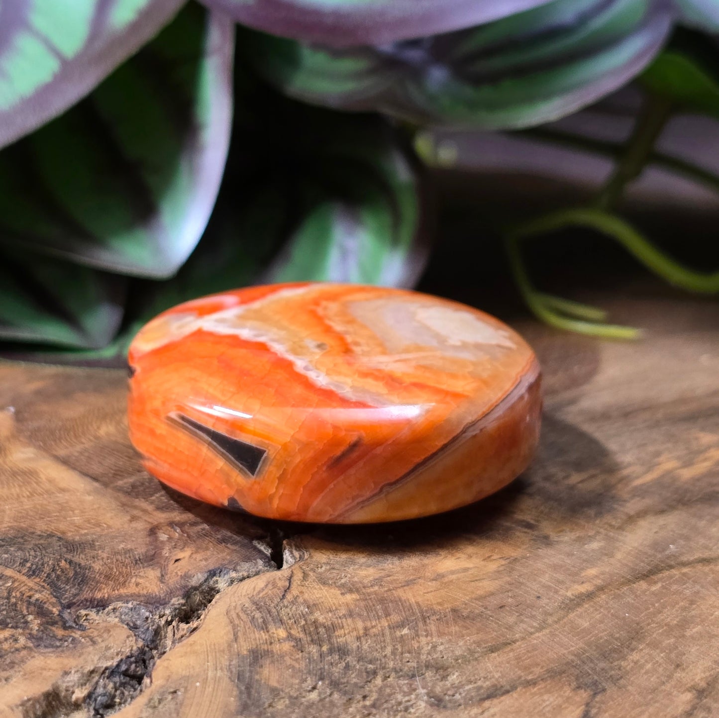 Runde Crackle-Achat-Centerperle (42mm) in intensiven Orange-/Rottönen. Unikat für Schmuckherstellung – ideal als Anhänger oder Centerpiece.