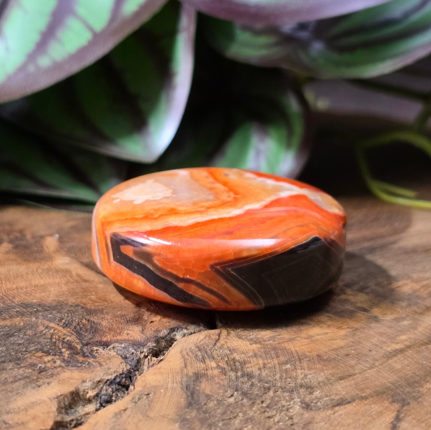 Runde Crackle-Achat-Centerperle (42mm) in intensiven Orange-/Rottönen. Unikat für Schmuckherstellung – ideal als Anhänger oder Centerpiece.