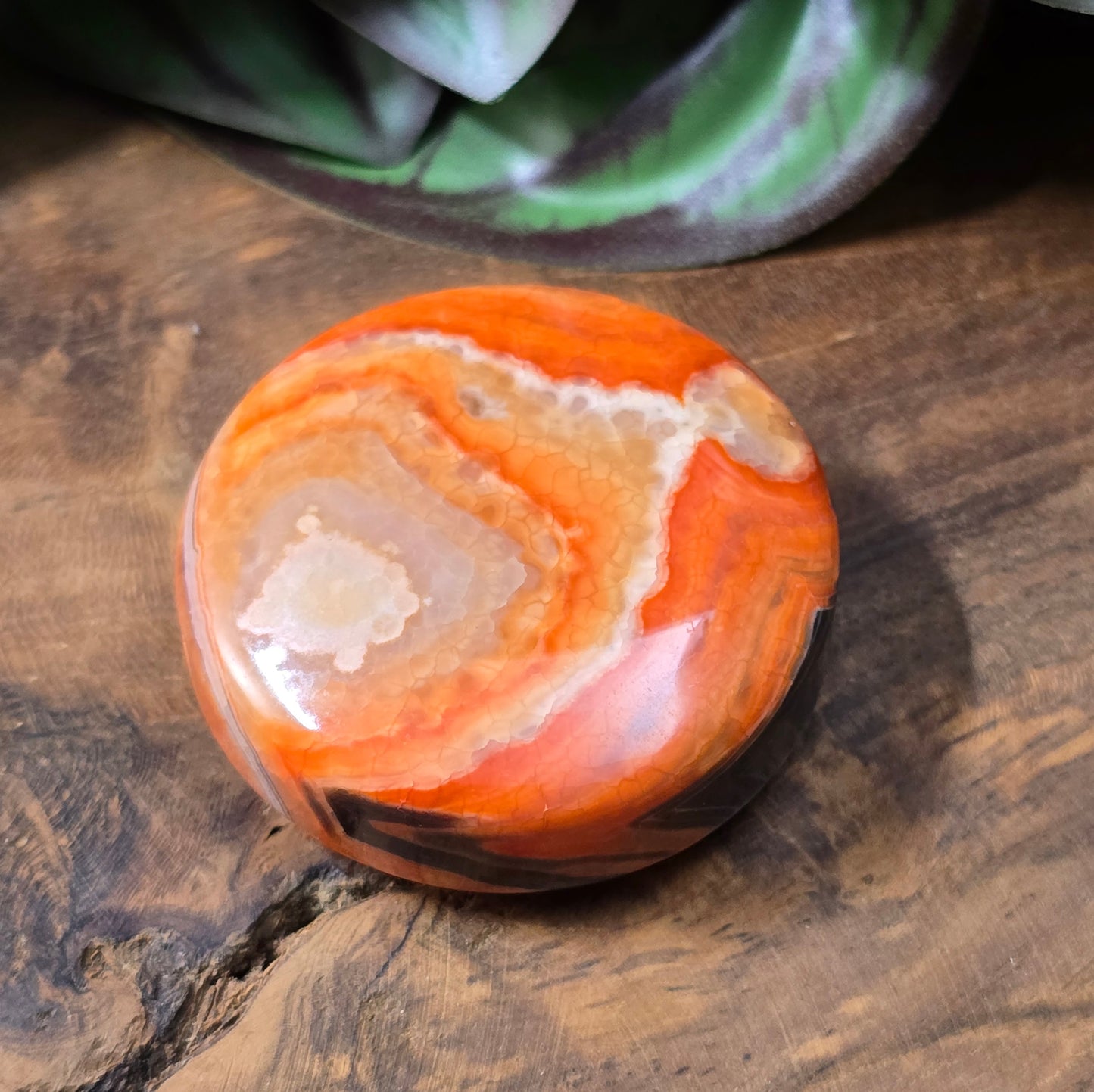 Runde Crackle-Achat-Centerperle (42mm) in intensiven Orange-/Rottönen. Unikat für Schmuckherstellung – ideal als Anhänger oder Centerpiece.