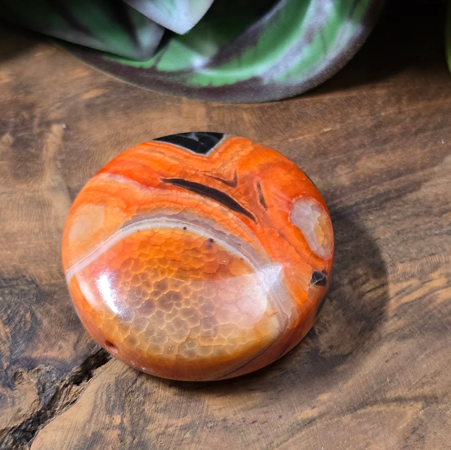 Runde Crackle-Achat-Centerperle (42mm) in intensiven Orange-/Rottönen. Unikat für Schmuckherstellung – ideal als Anhänger oder Centerpiece.