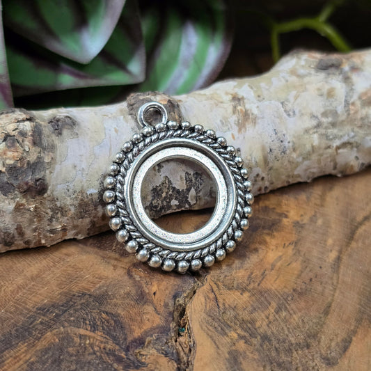 Runder Metallanhänger, silberfarben mit Perlenrand. Klebefläche 20mm – ideal für Cabochons & kreative Schmuckherstellung.
