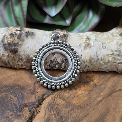 Runder Metallanhänger, silberfarben mit Perlenrand. Klebefläche 20mm – ideal für Cabochons & kreative Schmuckherstellung.