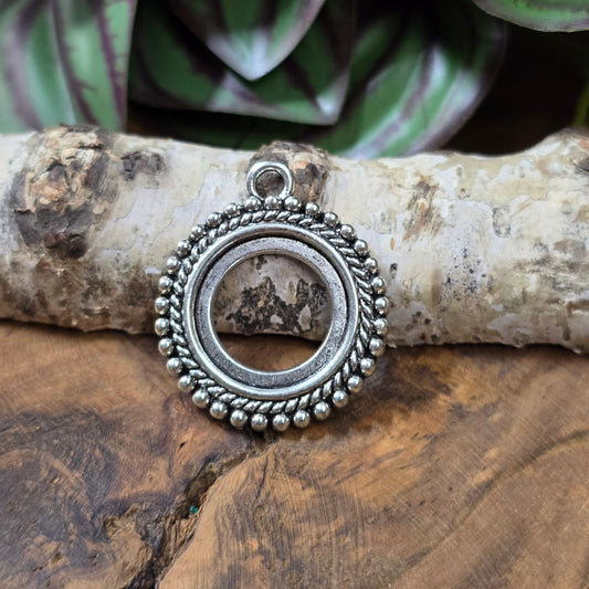 Runder Metallanhänger, silberfarben mit Perlenrand. Klebefläche 20mm – ideal für Cabochons & kreative Schmuckherstellung.