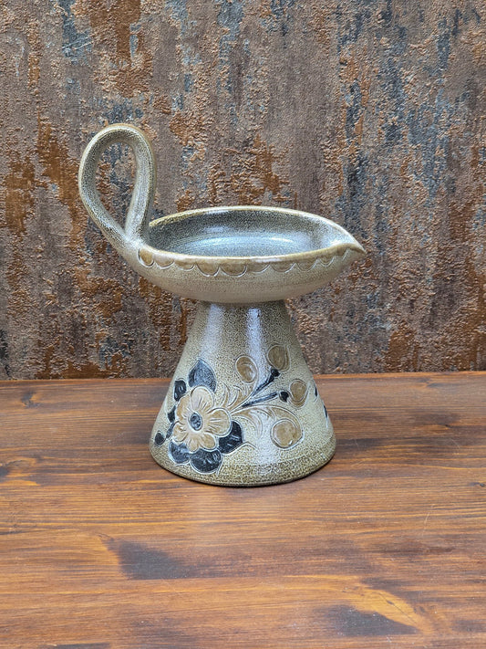 Rustikale 70er Jahre Keramikschale mit Henkel, salzglasiertes Steinzeug aus Adendorf, florales Reliefdekor im Landhausstil.