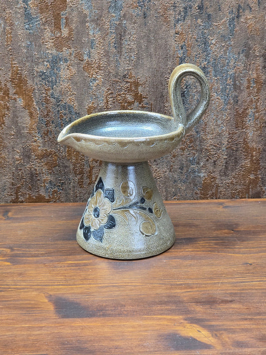 Rustikale 70er Jahre Keramikschale mit Henkel, salzglasiertes Steinzeug aus Adendorf, florales Reliefdekor im Landhausstil.