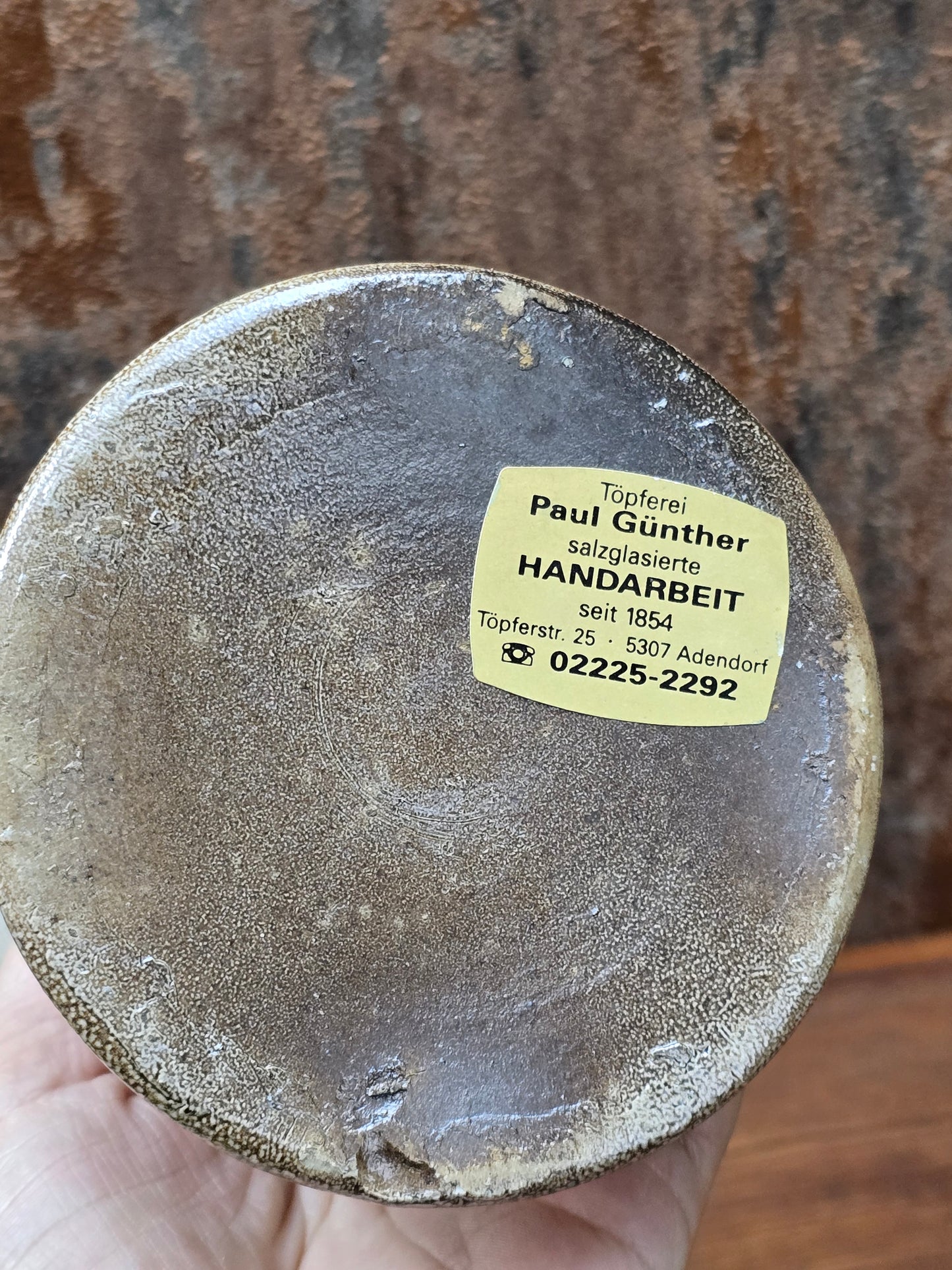Rustikale 70er Jahre Keramikschale mit Henkel, salzglasiertes Steinzeug aus Adendorf, florales Reliefdekor im Landhausstil.