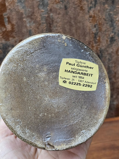 Rustikale 70er Jahre Keramikschale mit Henkel, salzglasiertes Steinzeug aus Adendorf, florales Reliefdekor im Landhausstil.