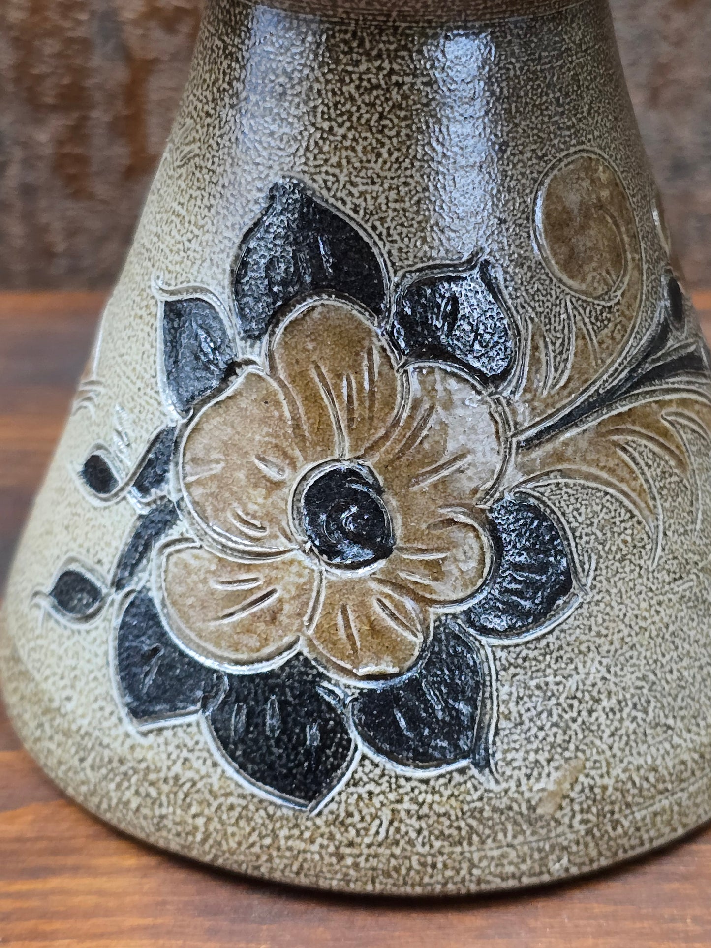 Rustikale 70er Jahre Keramikschale mit Henkel, salzglasiertes Steinzeug aus Adendorf, florales Reliefdekor im Landhausstil.
