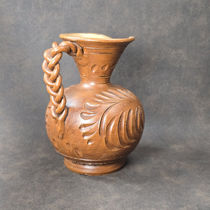 Handgearbeiteter Vintage Tonkrug aus Keramik mit Zopfhenkel und Ritzdekor, rustikal, 1950er–1970er, Osteuropa.