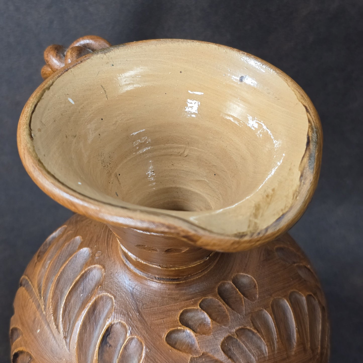 Handgearbeiteter Vintage Tonkrug aus Keramik mit Zopfhenkel und Ritzdekor, rustikal, 1950er–1970er, Osteuropa.