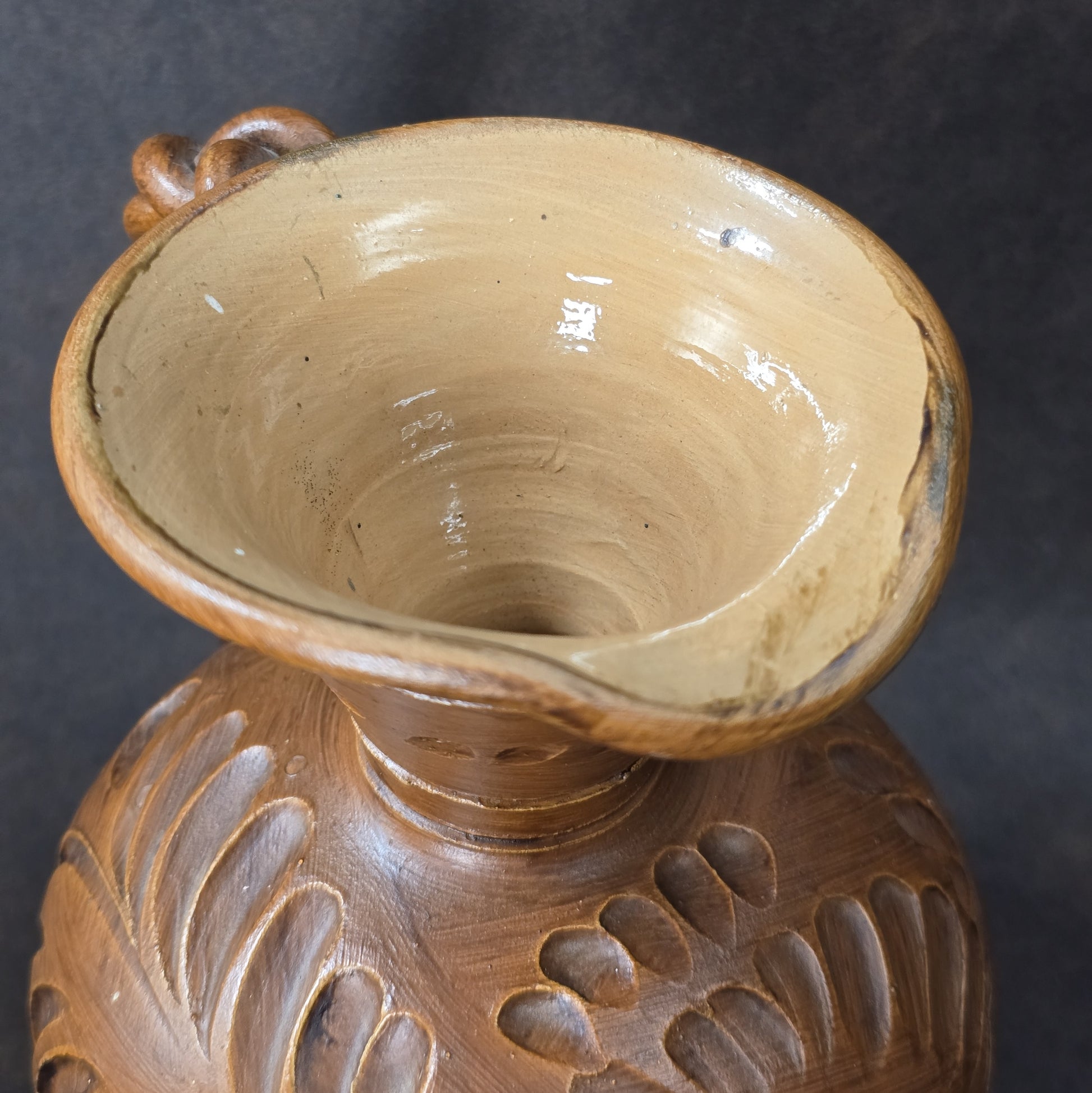 Handgearbeiteter Vintage Tonkrug aus Keramik mit Zopfhenkel und Ritzdekor, rustikal, 1950er–1970er, Osteuropa.