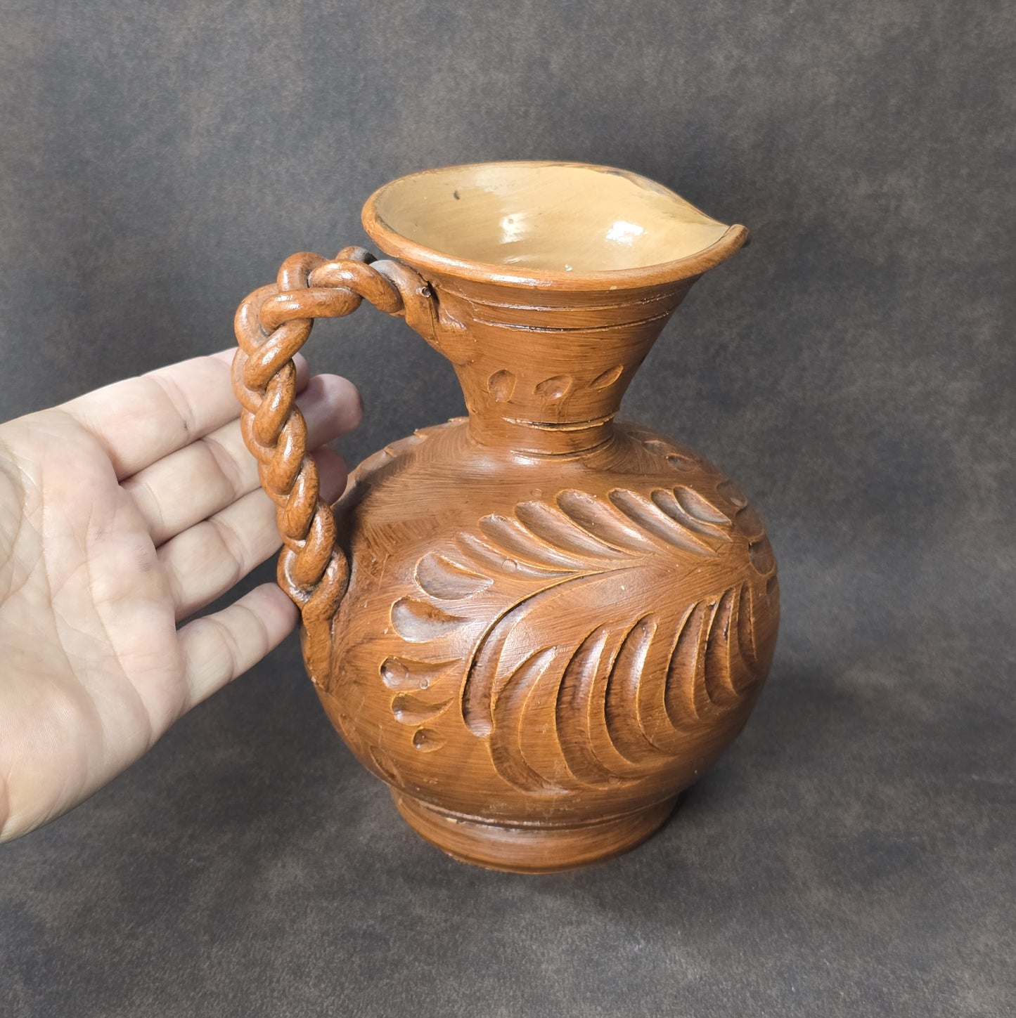 Handgearbeiteter Vintage Tonkrug aus Keramik mit Zopfhenkel und Ritzdekor, rustikal, 1950er–1970er, Osteuropa.