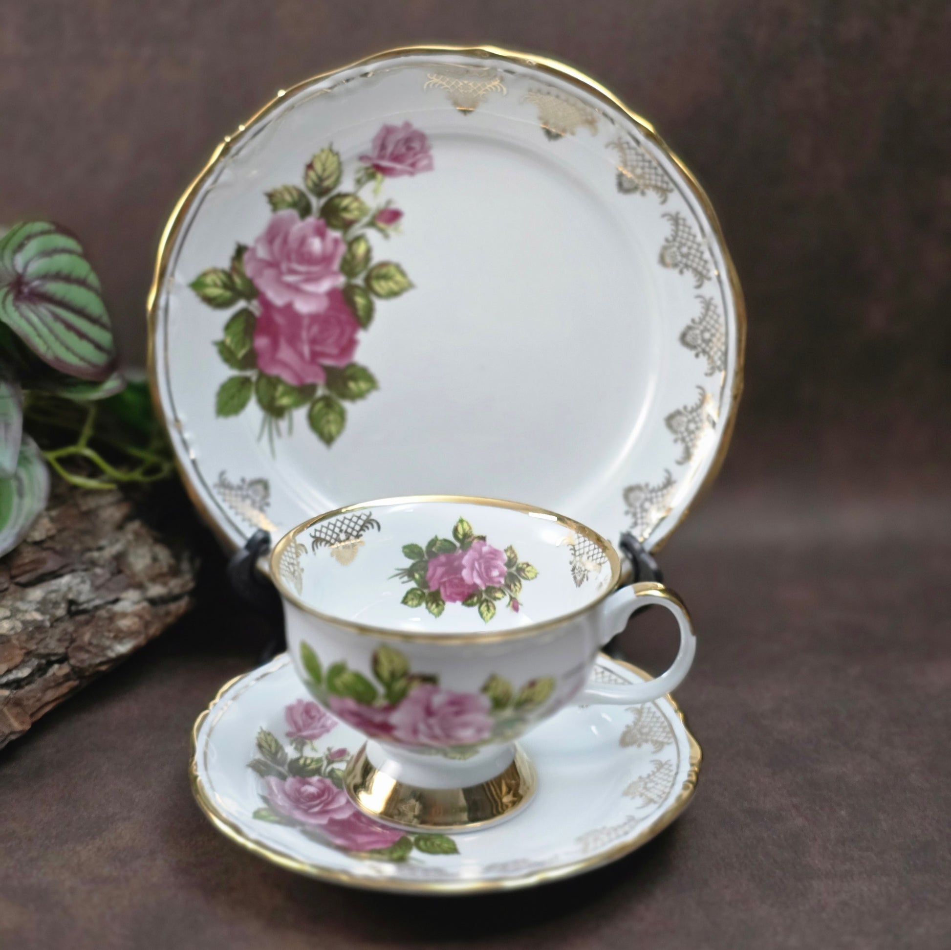 Elegantes 3-teiliges Porzellan-Gedeck von Chodzież (Polen) mit Rosendekor & Goldrand. 1970er/1980er. Ideal als Vintage-Sammlerstück oder zum stilvollen Servieren.