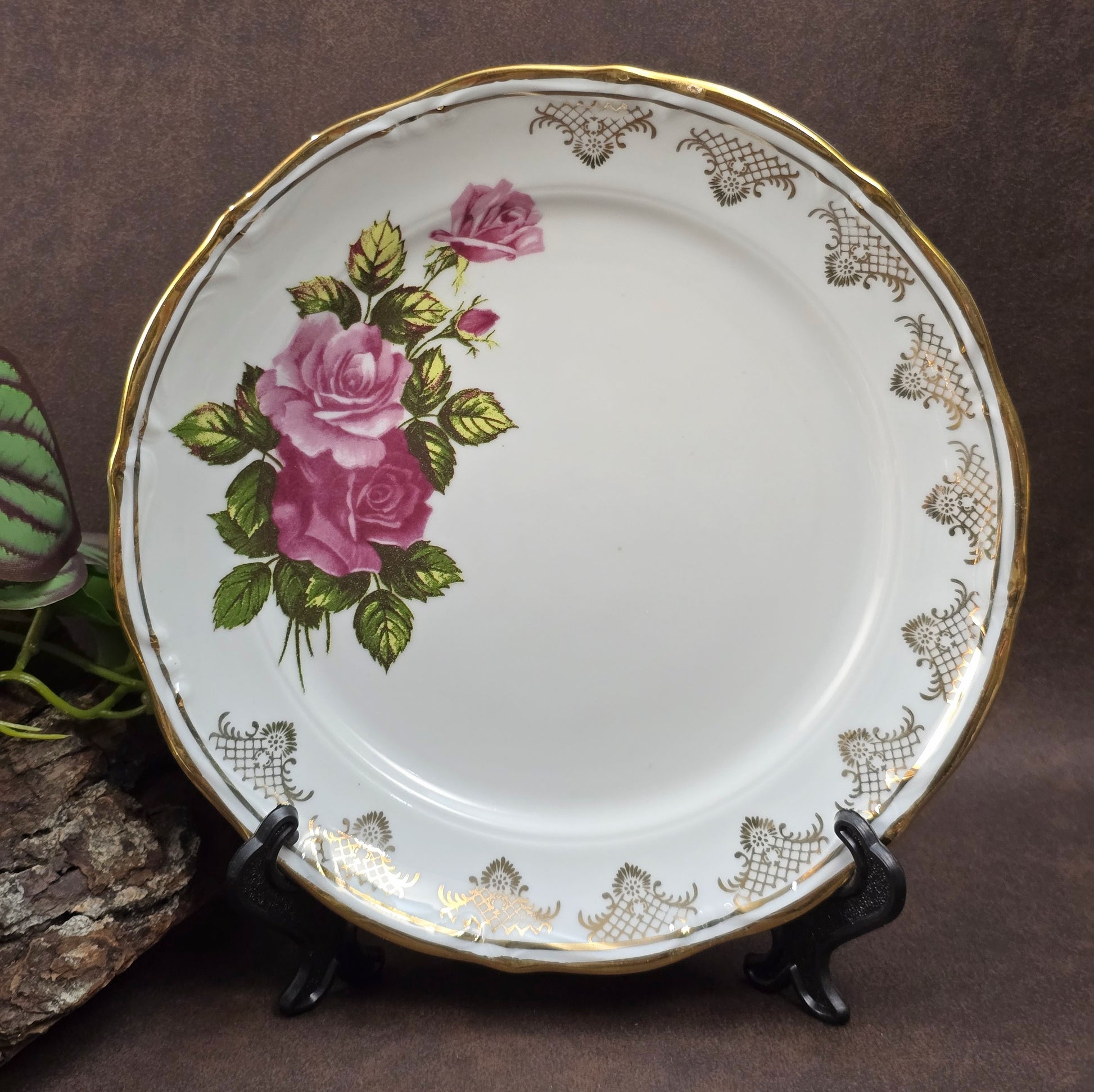 Elegantes 3-teiliges Porzellan-Gedeck von Chodzież (Polen) mit Rosendekor & Goldrand. 1970er/1980er. Ideal als Vintage-Sammlerstück oder zum stilvollen Servieren.