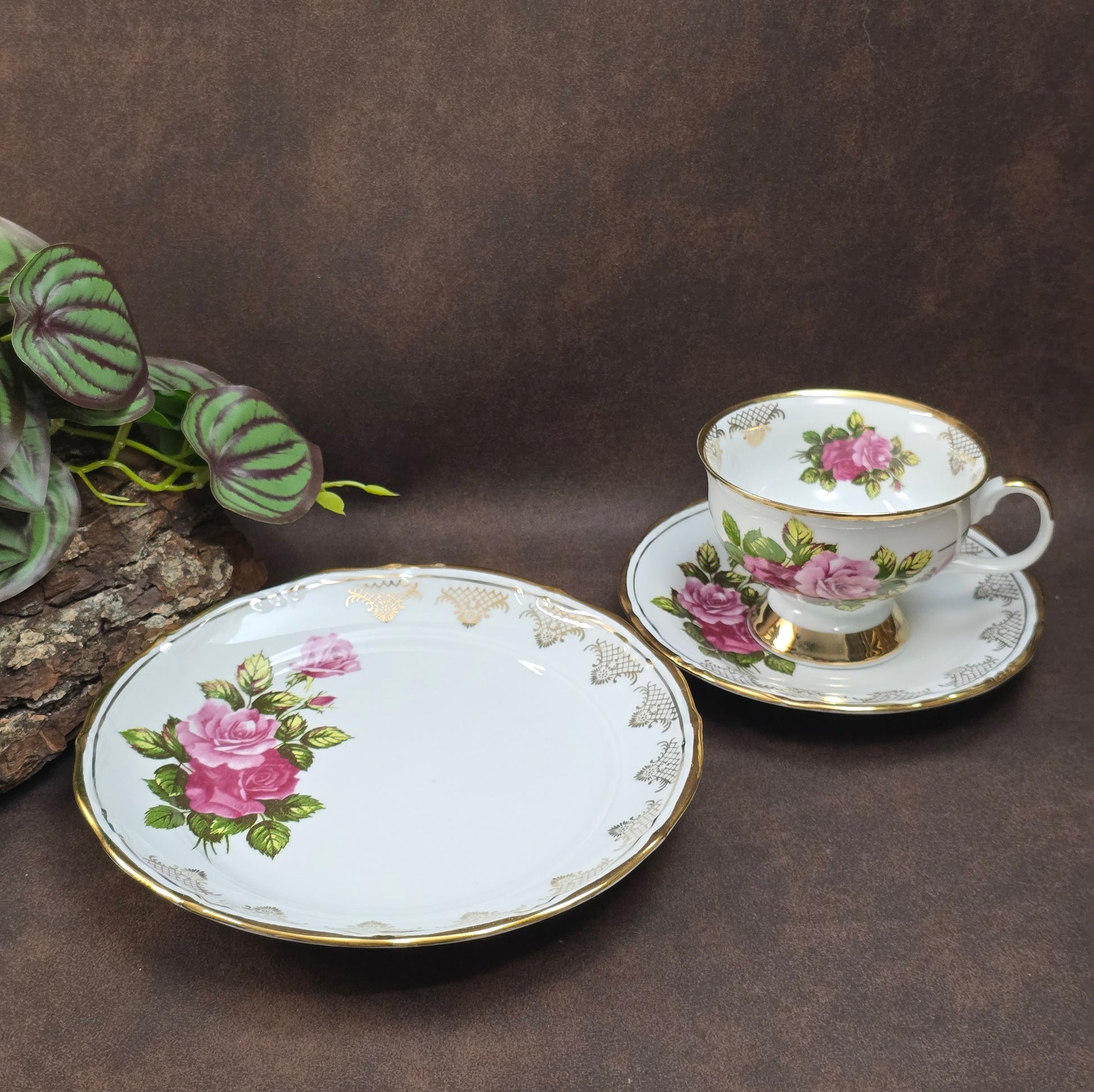 Elegantes 3-teiliges Porzellan-Gedeck von Chodzież (Polen) mit Rosendekor & Goldrand. 1970er/1980er. Ideal als Vintage-Sammlerstück oder zum stilvollen Servieren.