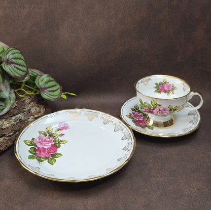 Elegantes 3-teiliges Porzellan-Gedeck von Chodzież (Polen) mit Rosendekor & Goldrand. 1970er/1980er. Ideal als Vintage-Sammlerstück oder zum stilvollen Servieren.