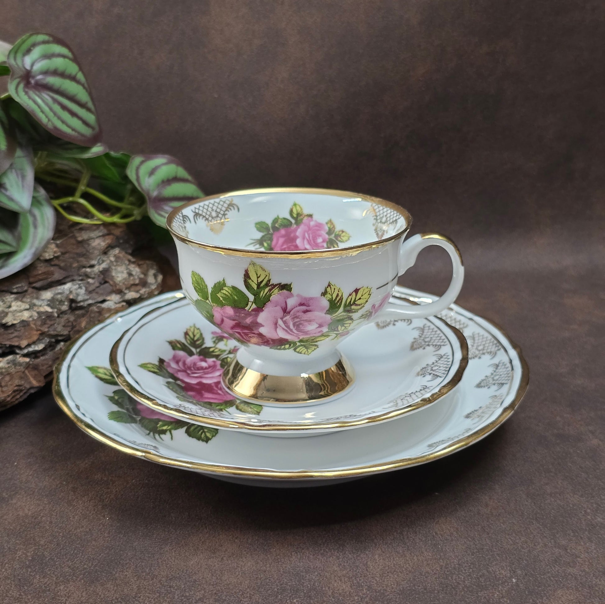 Elegantes 3-teiliges Porzellan-Gedeck von Chodzież (Polen) mit Rosendekor & Goldrand. 1970er/1980er. Ideal als Vintage-Sammlerstück oder zum stilvollen Servieren.