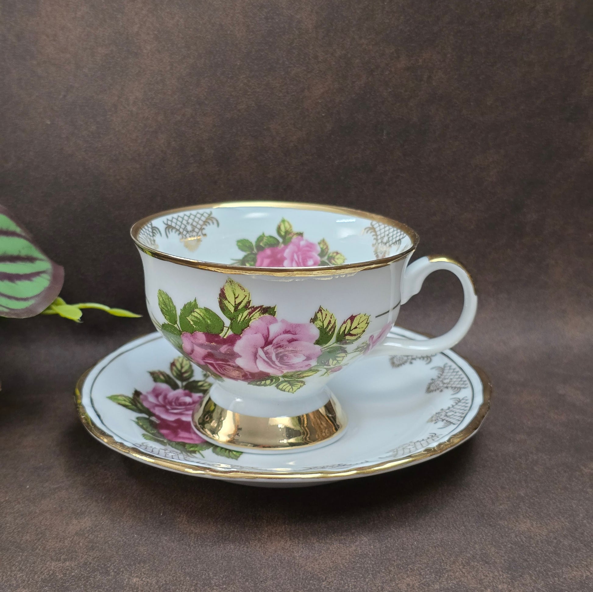 Elegantes 3-teiliges Porzellan-Gedeck von Chodzież (Polen) mit Rosendekor & Goldrand. 1970er/1980er. Ideal als Vintage-Sammlerstück oder zum stilvollen Servieren.