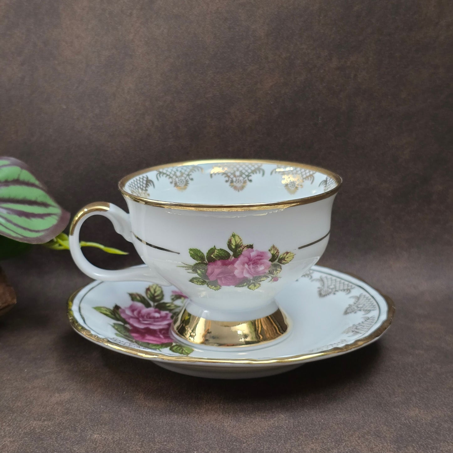 Elegantes 3-teiliges Porzellan-Gedeck von Chodzież (Polen) mit Rosendekor & Goldrand. 1970er/1980er. Ideal als Vintage-Sammlerstück oder zum stilvollen Servieren.