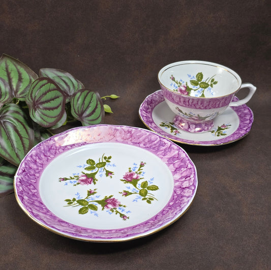Wunderschönes Porzellan-Gedeck im Chodzież-Stil der 1970er mit Rosenmotiv & Goldrand – perfekt für Vintage-Wohnungen, Tea Time oder als Geburtstagsgeschenk.