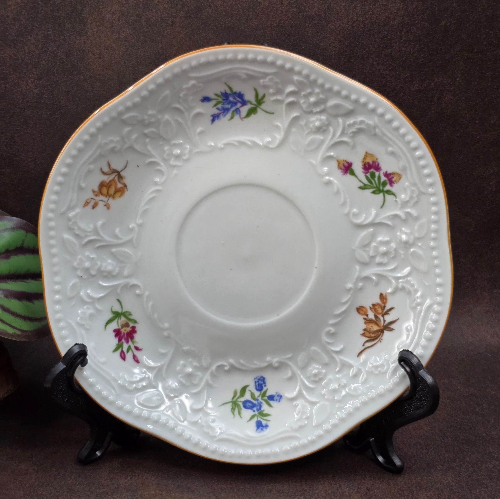 Romantisches Porzellan-Gedeck aus der Manufaktur Plaue – 3-tlg., 1960er, Rosenmotiv & Relief, ideal für Sammler und Vintage-Deko.