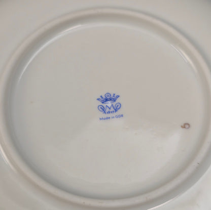 Romantisches Porzellan-Gedeck aus der Manufaktur Plaue – 3-tlg., 1960er, Rosenmotiv & Relief, ideal für Sammler und Vintage-Deko.