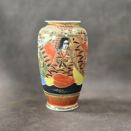 Handbemalte Satsuma Porzellanvase aus Japan mit Goldrelief und Figurenmotiven, ca. 1950er Vintage.