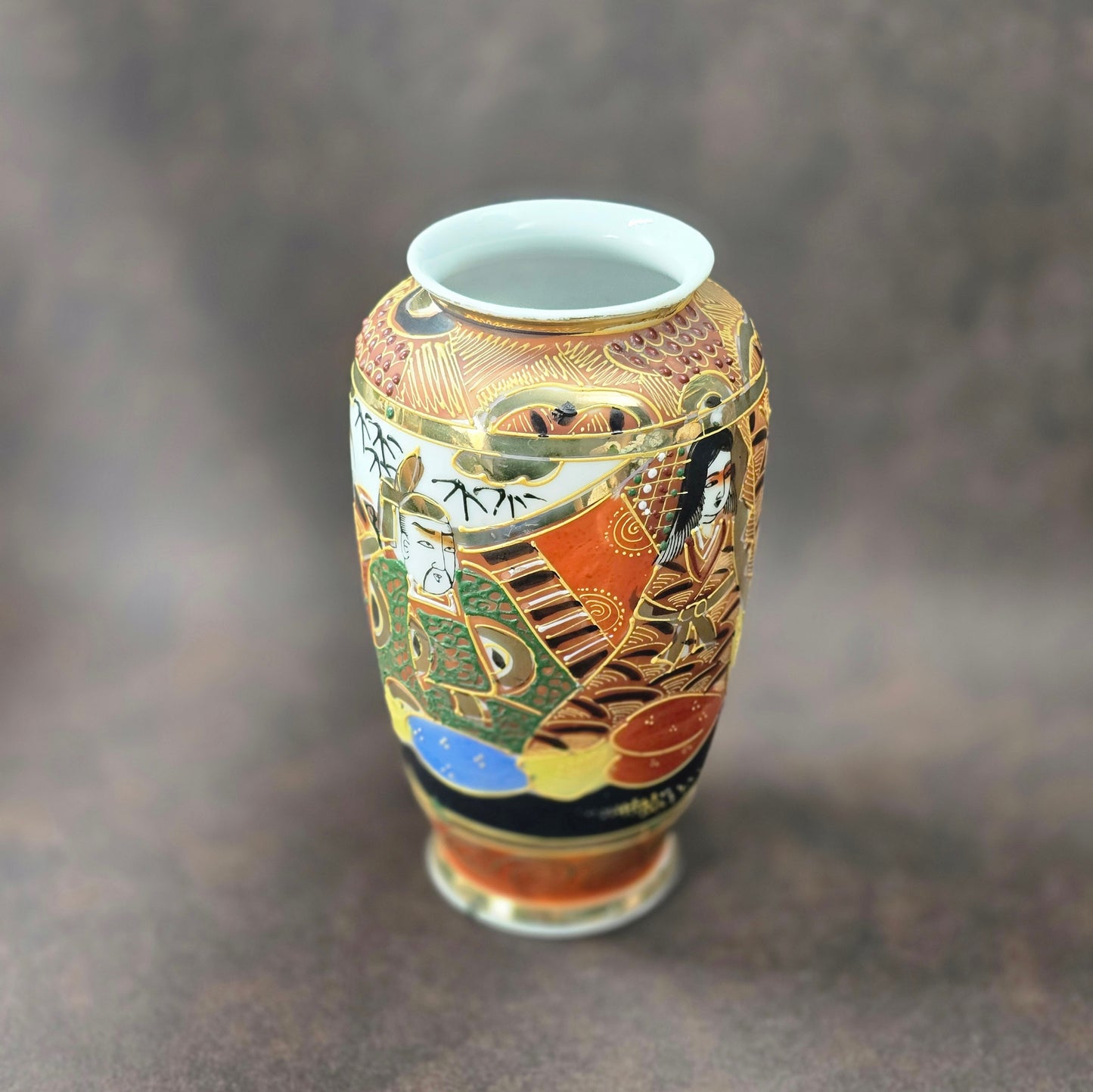 Handbemalte Satsuma Porzellanvase aus Japan mit Goldrelief und Figurenmotiven, ca. 1950er Vintage.