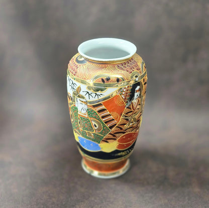 Handbemalte Satsuma Porzellanvase aus Japan mit Goldrelief und Figurenmotiven, ca. 1950er Vintage.