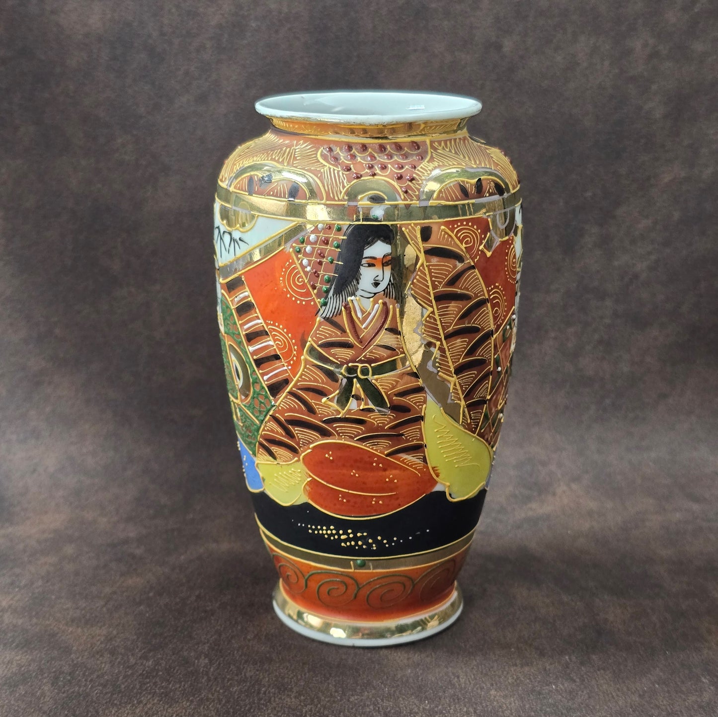 Handbemalte Satsuma Porzellanvase aus Japan mit Goldrelief und Figurenmotiven, ca. 1950er Vintage.