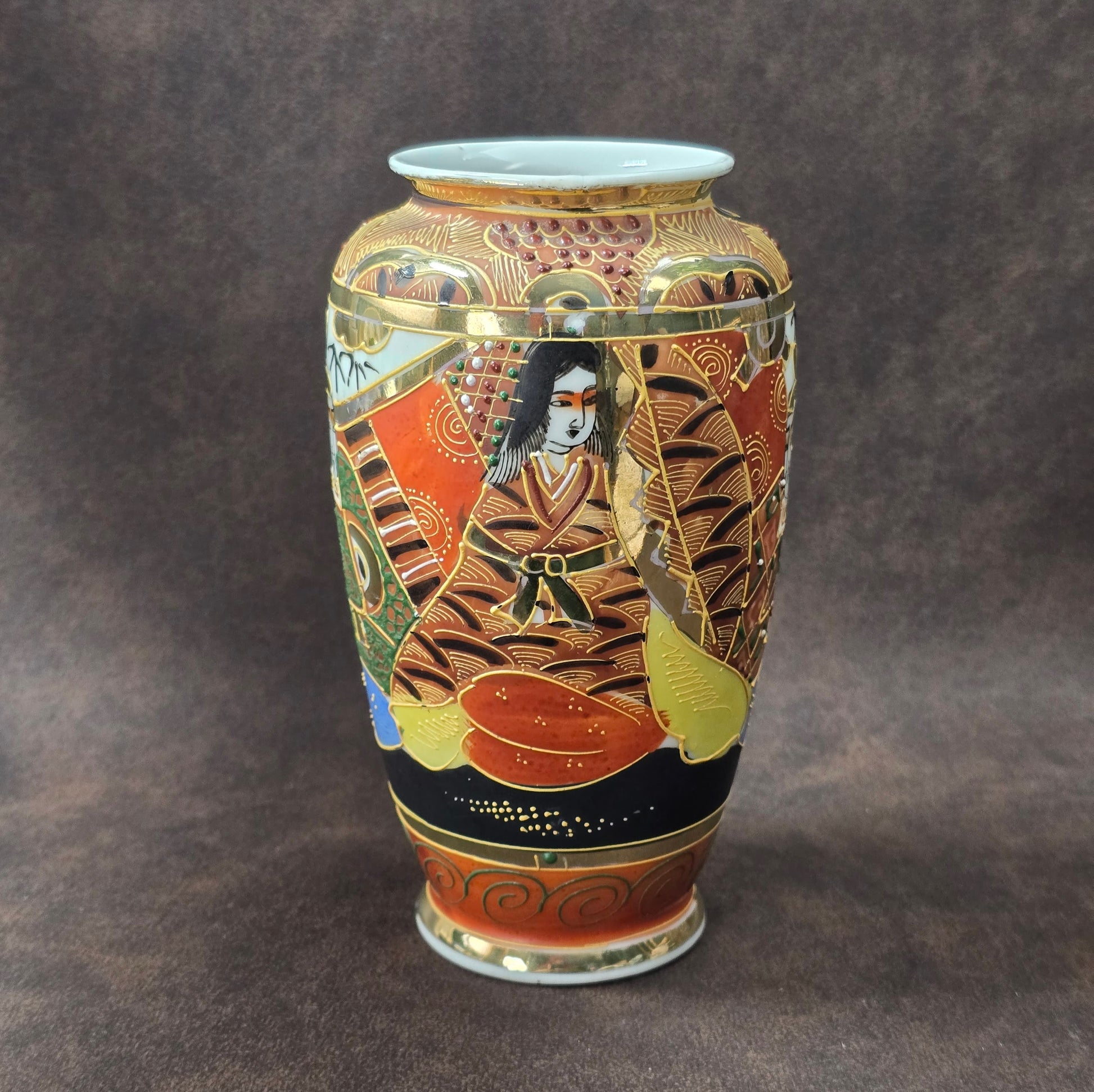 Handbemalte Satsuma Porzellanvase aus Japan mit Goldrelief und Figurenmotiven, ca. 1950er Vintage.