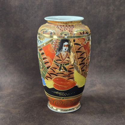Handbemalte Satsuma Porzellanvase aus Japan mit Goldrelief und Figurenmotiven, ca. 1950er Vintage.