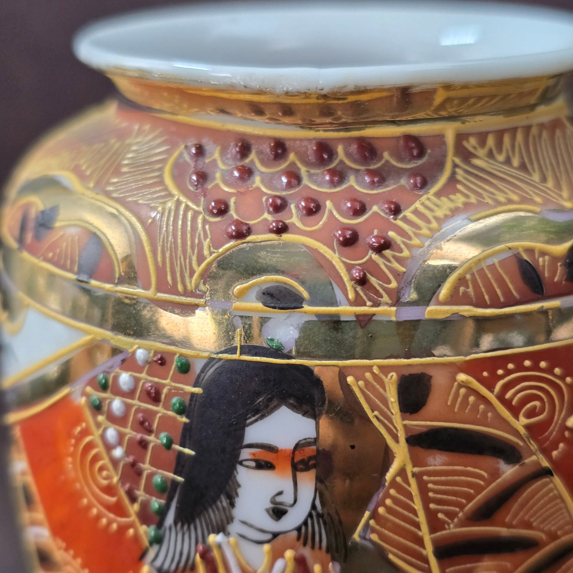 Handbemalte Satsuma Porzellanvase aus Japan mit Goldrelief und Figurenmotiven, ca. 1950er Vintage.