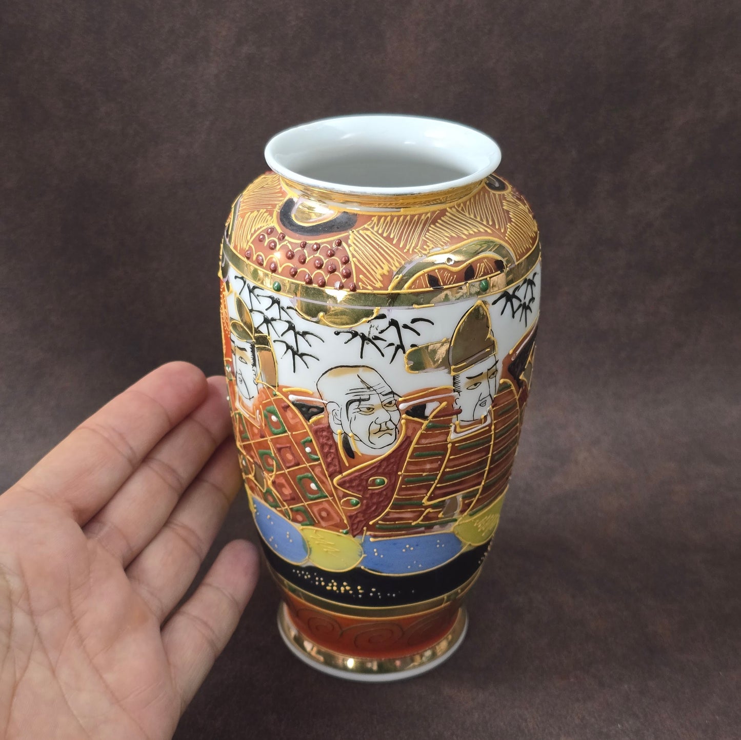 Handbemalte Satsuma Porzellanvase aus Japan mit Goldrelief und Figurenmotiven, ca. 1950er Vintage.