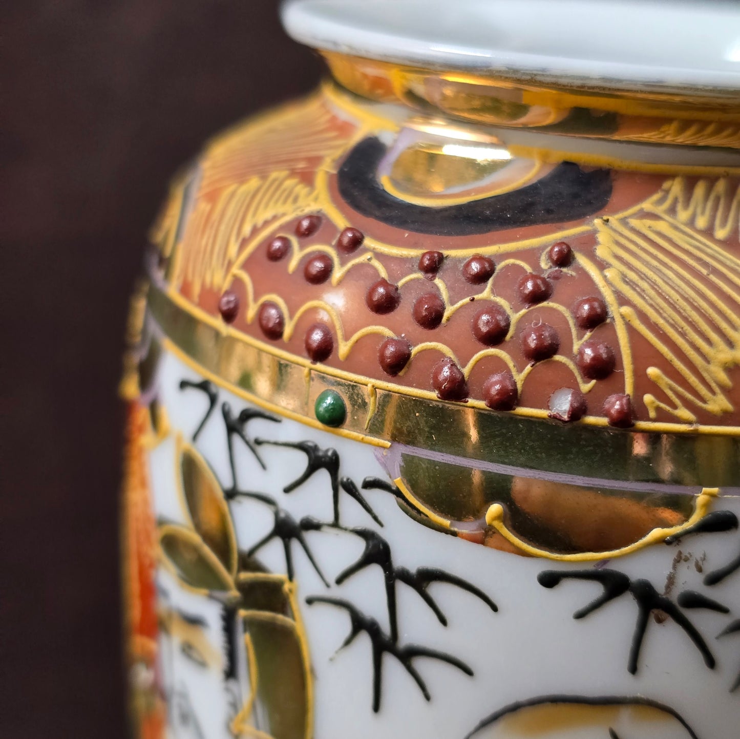 Handbemalte Satsuma Porzellanvase aus Japan mit Goldrelief und Figurenmotiven, ca. 1950er Vintage.