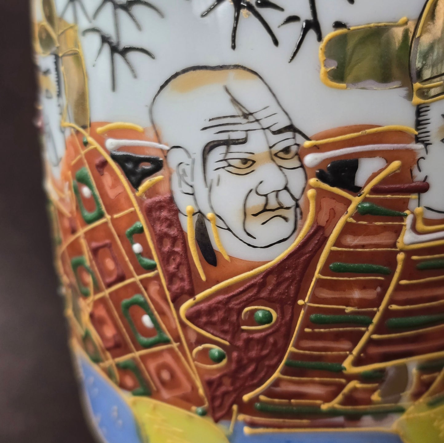 Handbemalte Satsuma Porzellanvase aus Japan mit Goldrelief und Figurenmotiven, ca. 1950er Vintage.